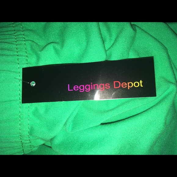 Leggings Depot Kelly Green Solid Capris OSFM NWT - Picture 4 of 6